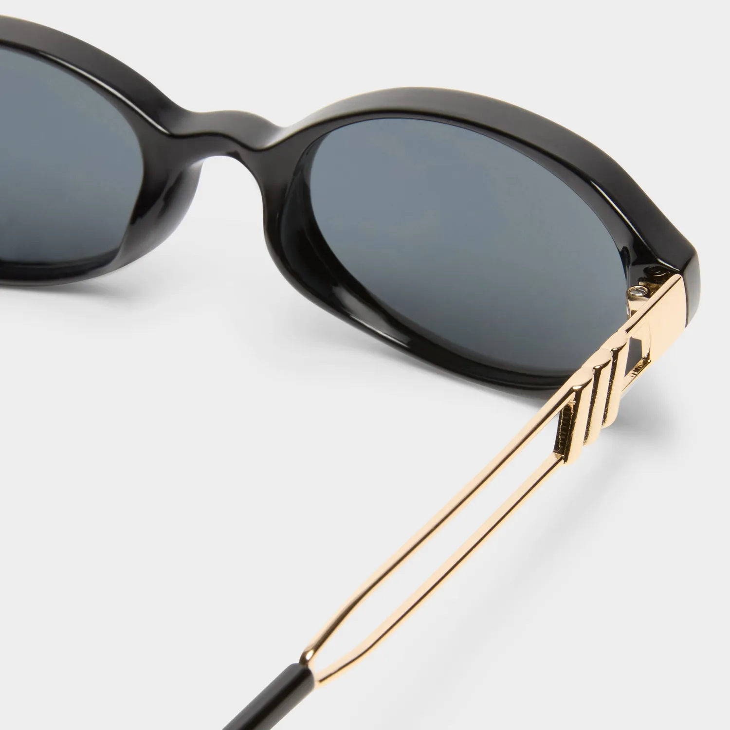 Le Specs Lunita occhiali da sole neri ovali smoke piccoli