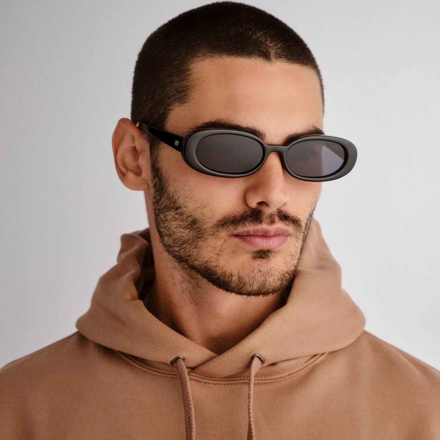 Le Specs Outta Love + occhiali da sole nero ovali