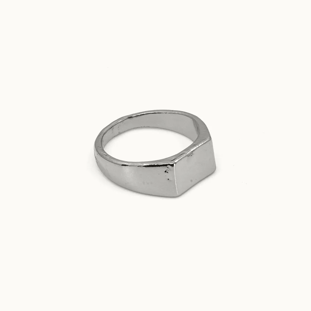 Hemmet Principle Hammered Square anello oro giallo martellato