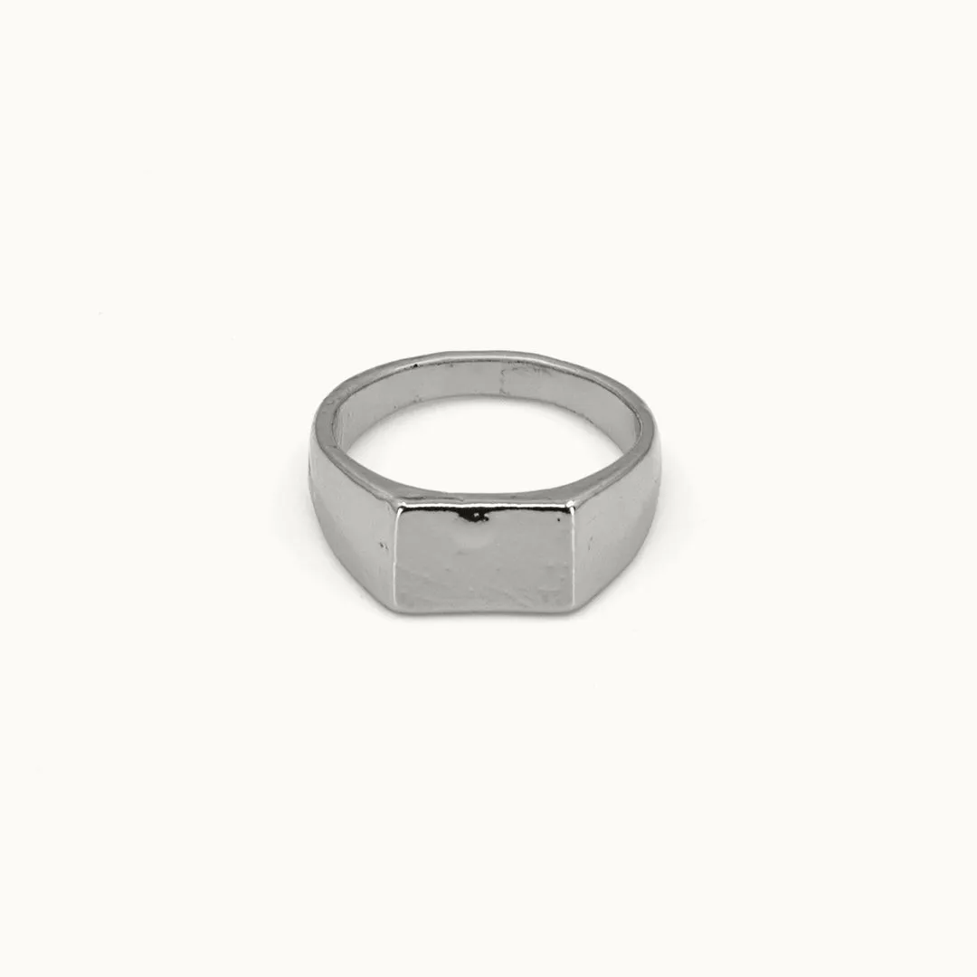 Hemmet Principle Hammered Square anello oro giallo martellato