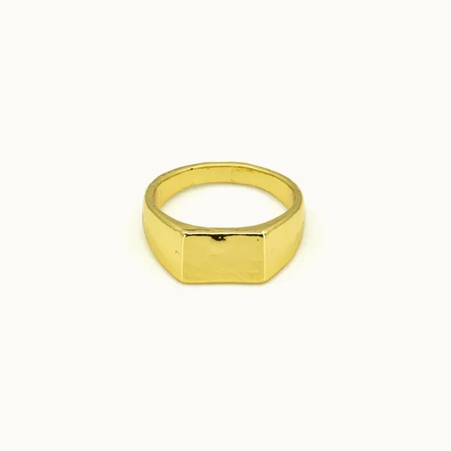 Hemmet Principle Hammered Square anello oro giallo martellato