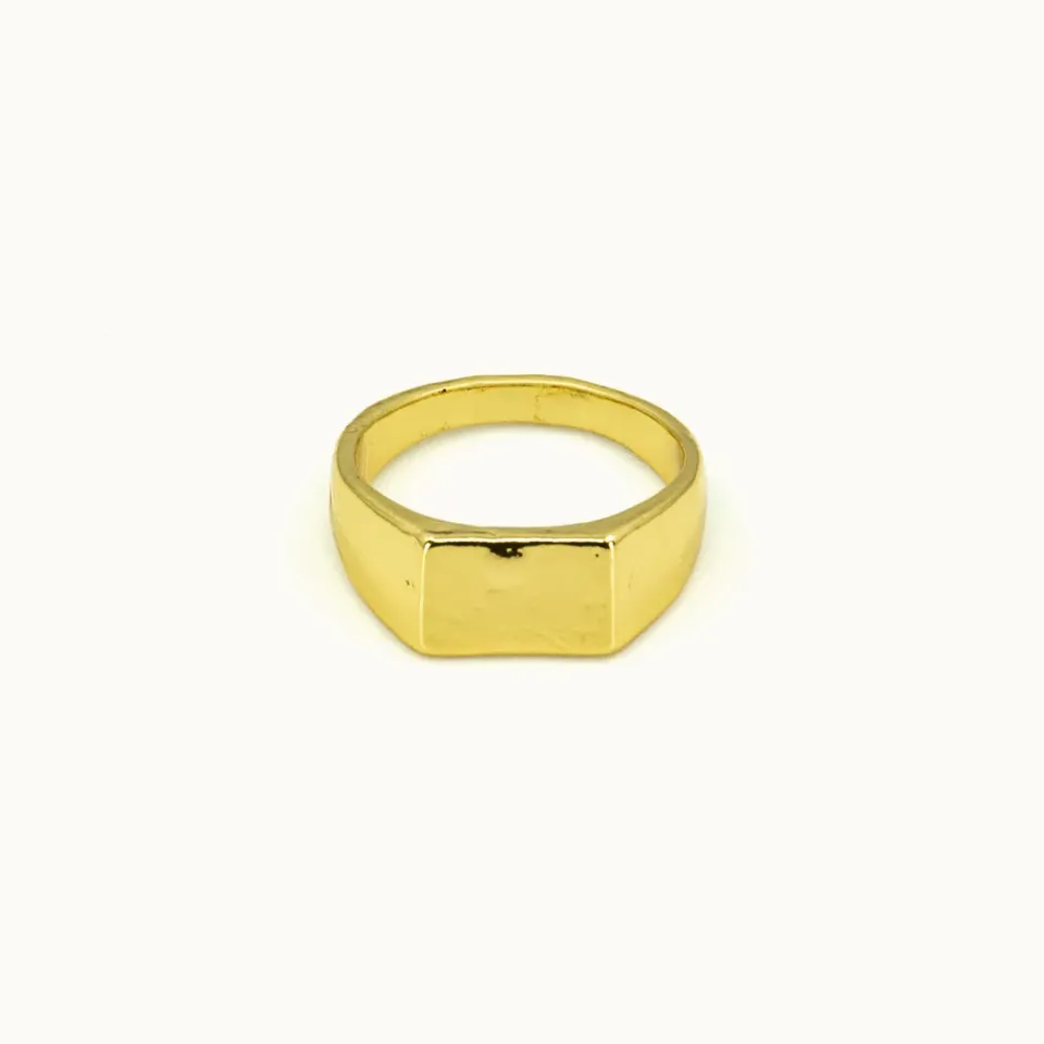 Hemmet Principle Hammered Square anello oro giallo martellato