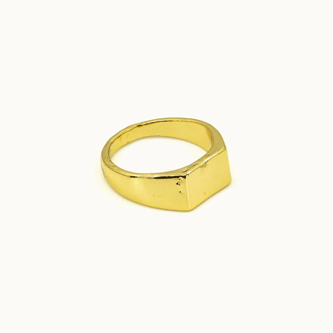 Hemmet Principle Hammered Square anello oro giallo martellato