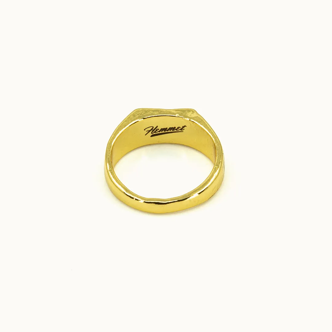 Hemmet Principle Hammered Square anello oro giallo martellato